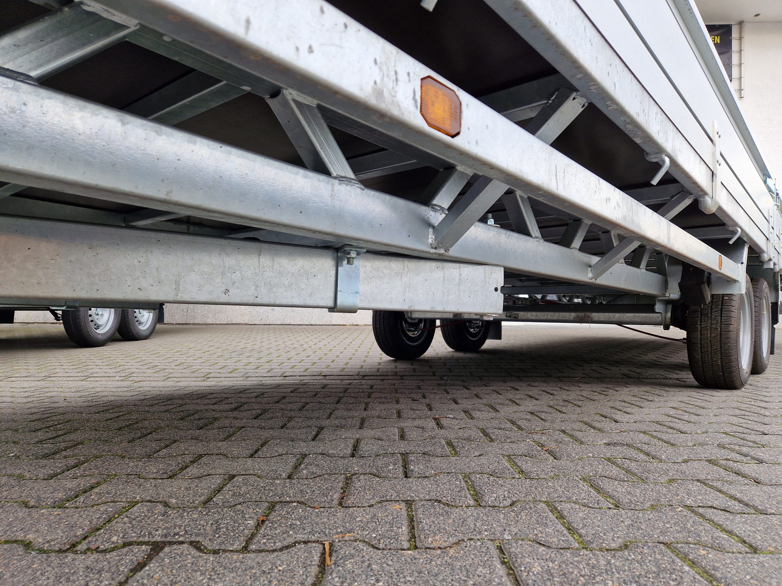 MEDAX – 2 3000 611x203x210cm Hochplane 12″ niedrig Fahrwerk 3000kg