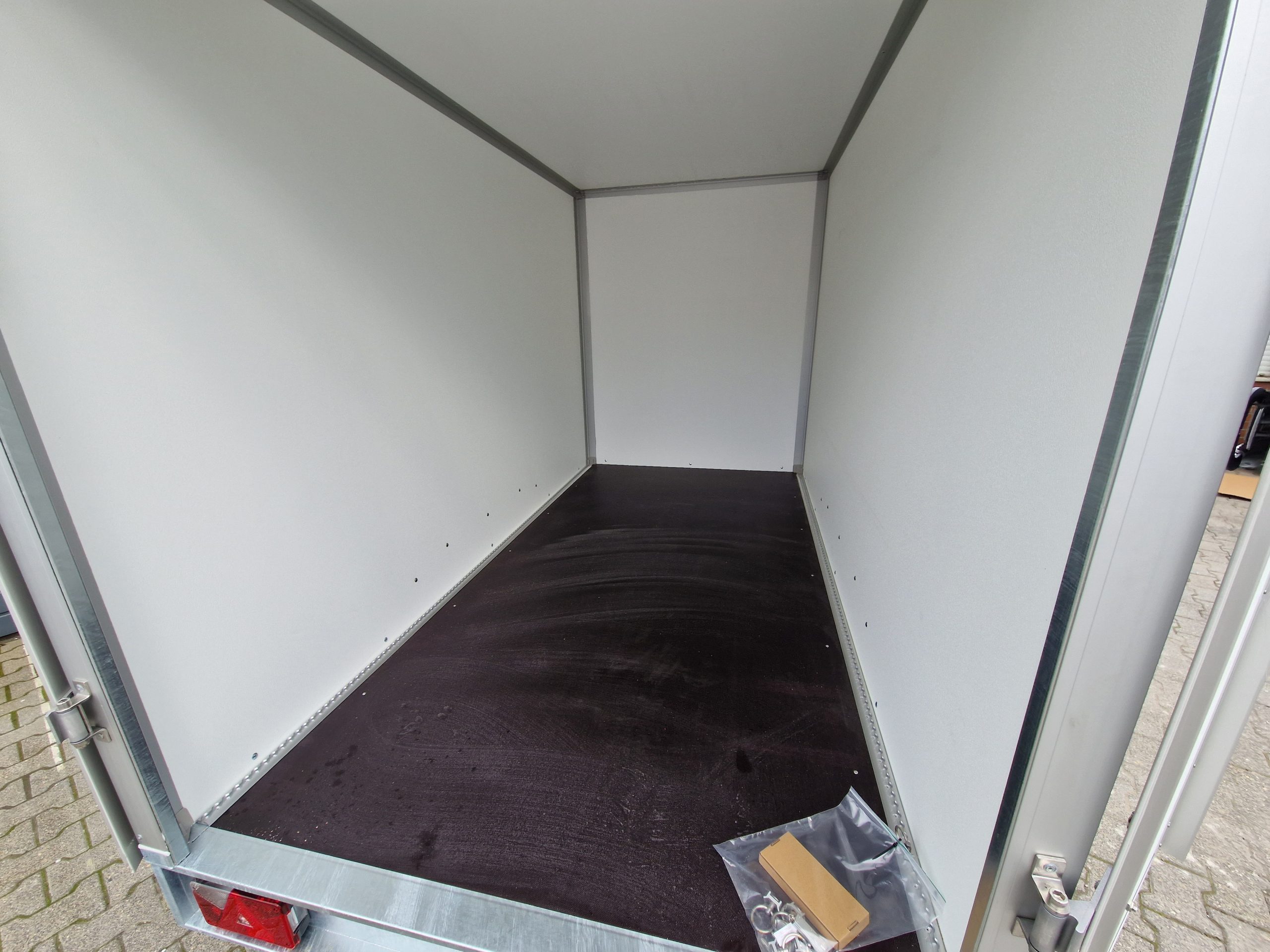 Saris Koffer GO 306 154 180 2700 2 306x154x180cm GFK grau (M) 2700kg