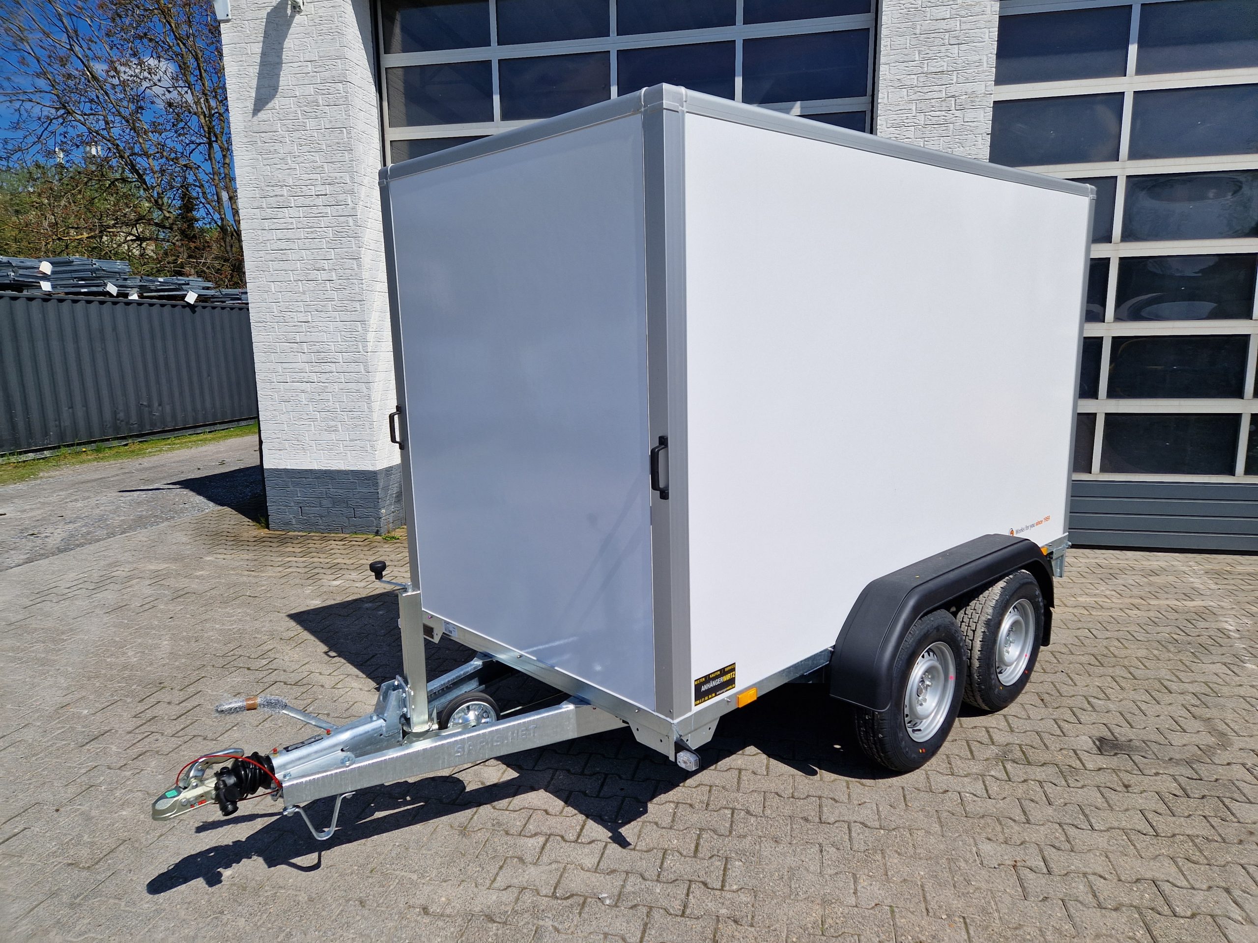 Saris Koffer GO 306 154 180 2700 2 306x154x180cm GFK weiß Auffahrklappe (M) 2700kg Modell 2025