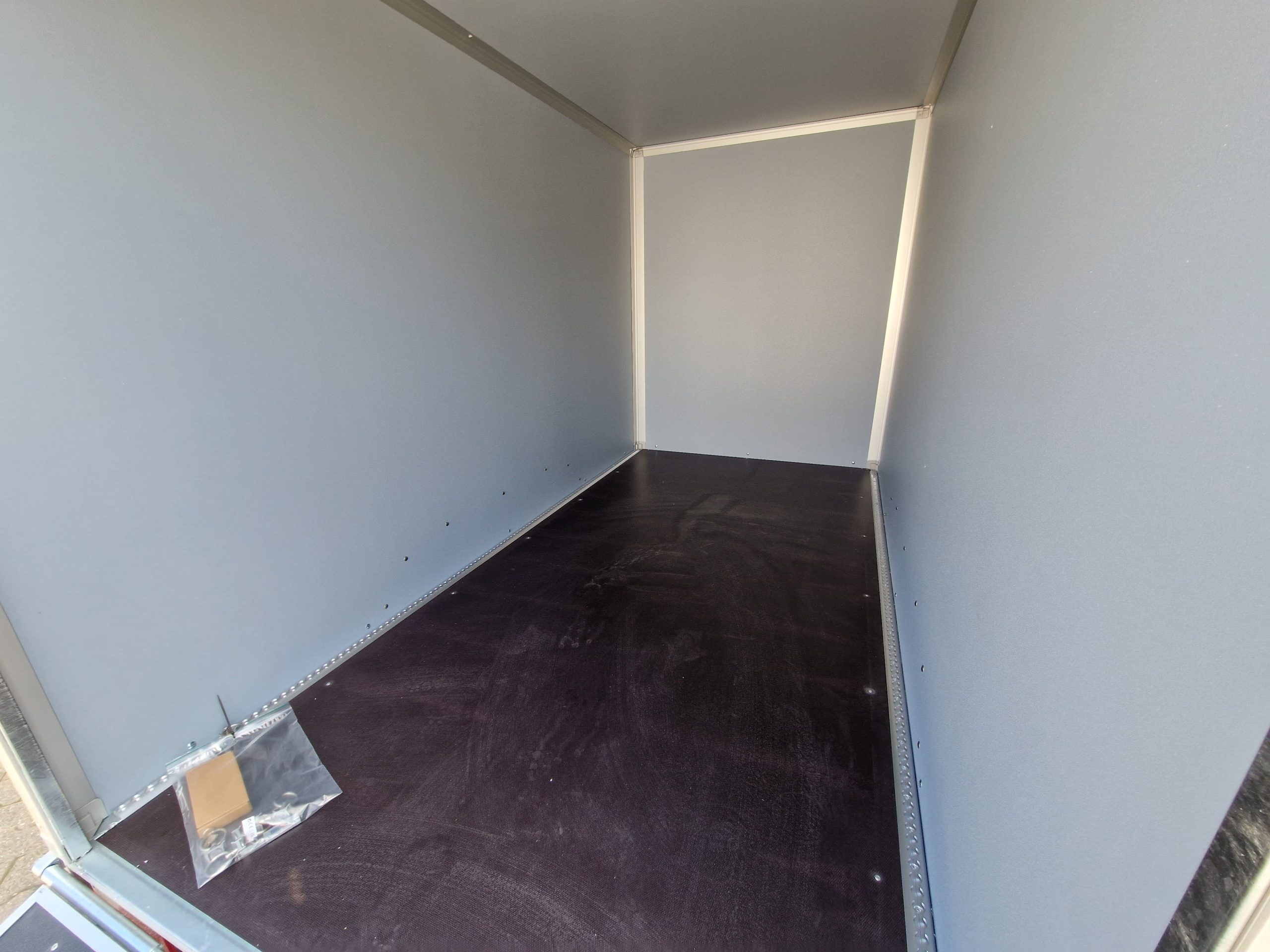 Saris Koffer GO 306 154 180 2700 2 306x154x180cm GFK weiß Auffahrklappe (M) 2700kg Modell 2025