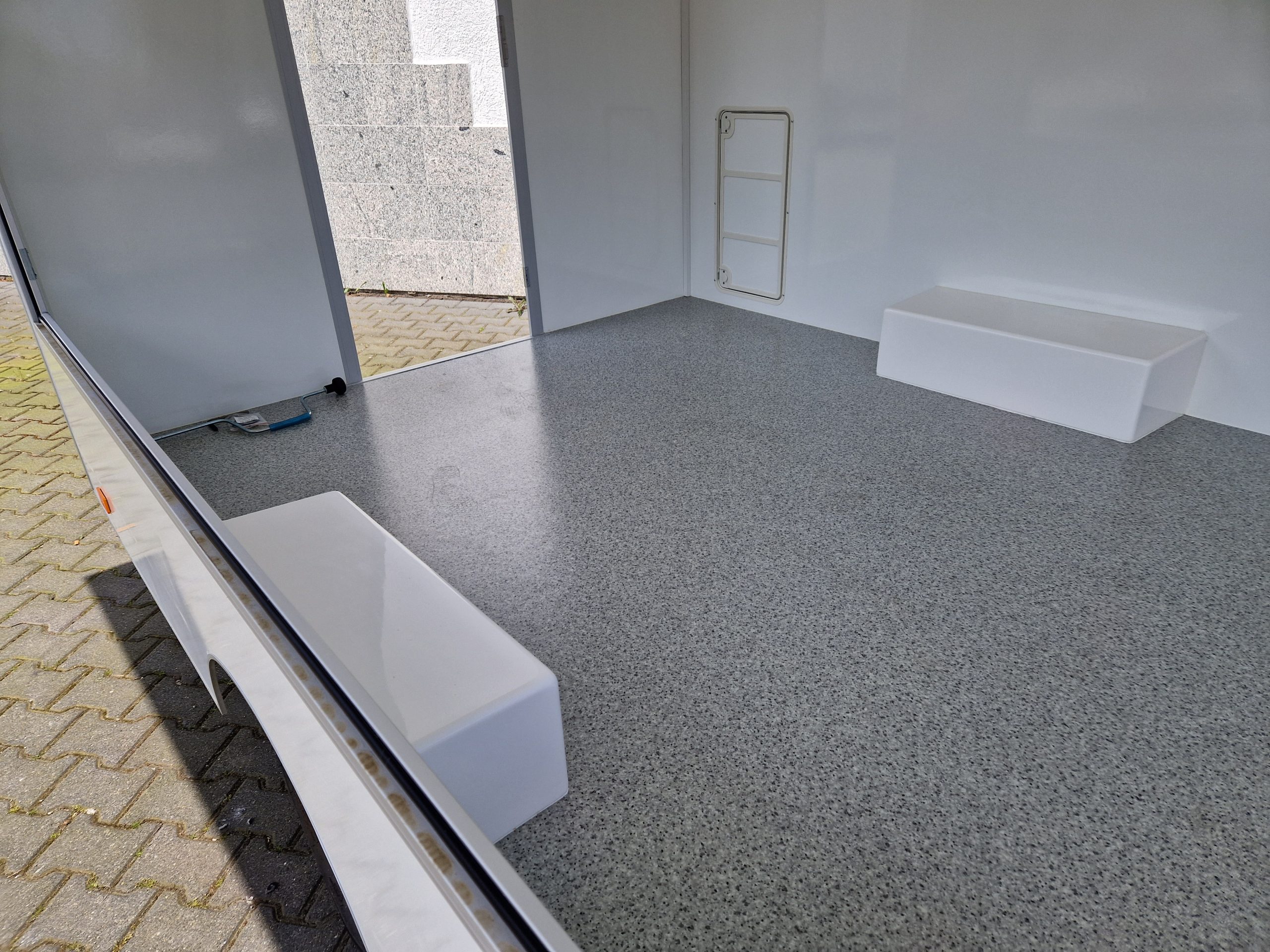 Verkaufsanhänger VK 300 220 aero retro 300x220x230cm extrabreit 2 Verkaufsklappen Hecktür 1300kg