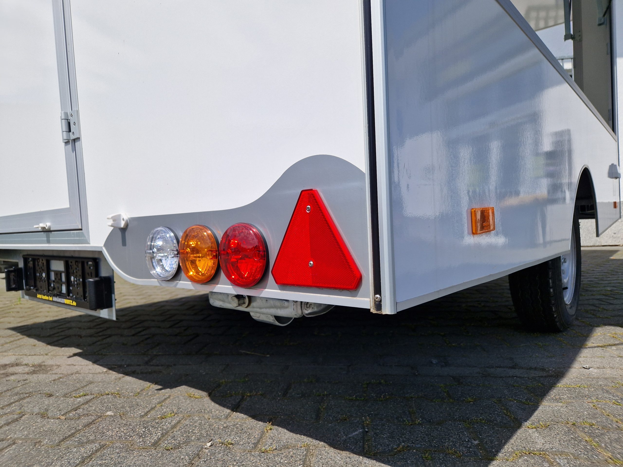 Verkaufsanhänger VK 300 220 aero retro 300x220x230cm extrabreit 2 Verkaufsklappen Hecktür 1300kg