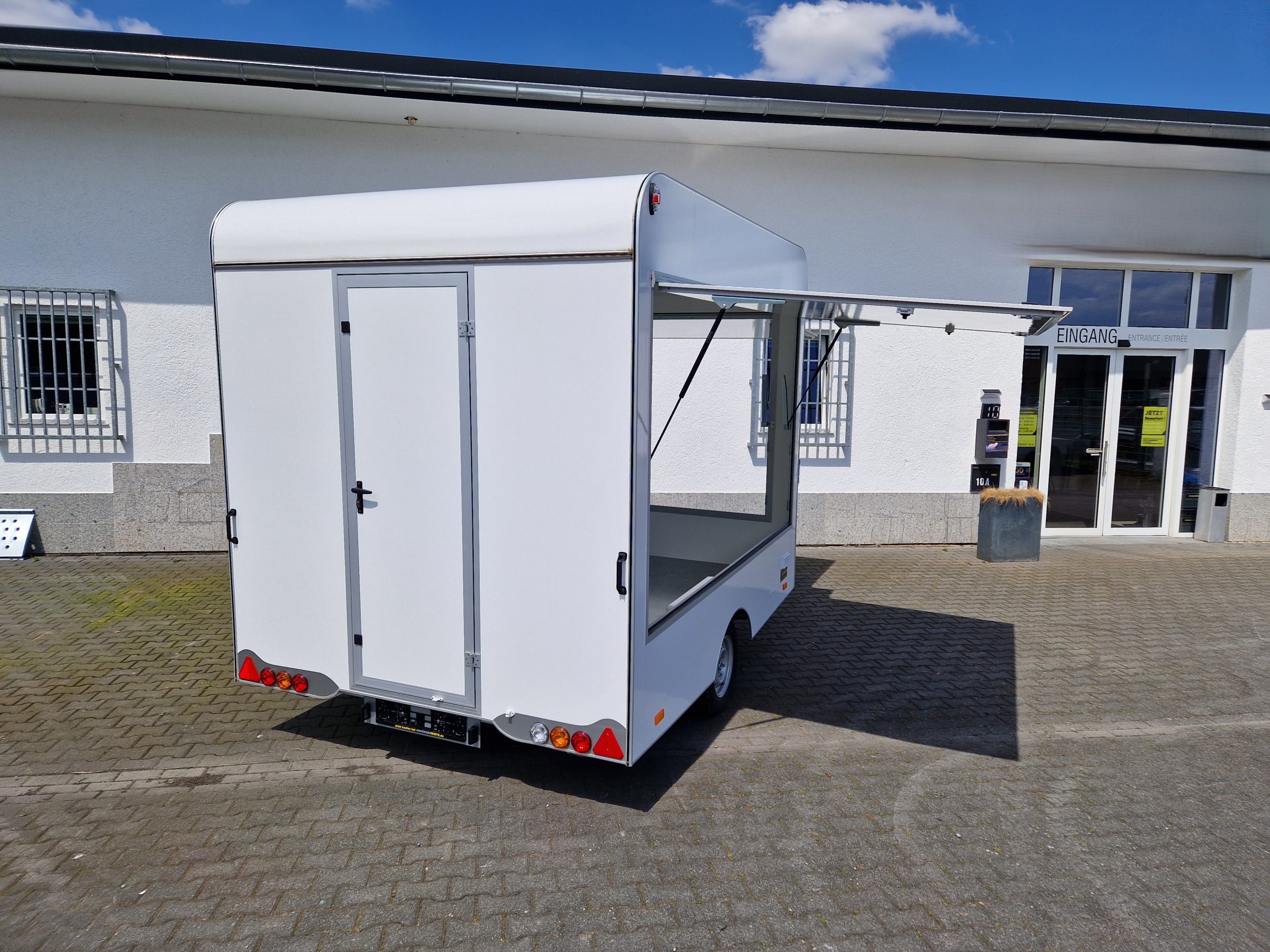 Verkaufsanhänger VK 300 220 aero retro 300x220x230cm extrabreit 2 Verkaufsklappen Hecktür 1300kg
