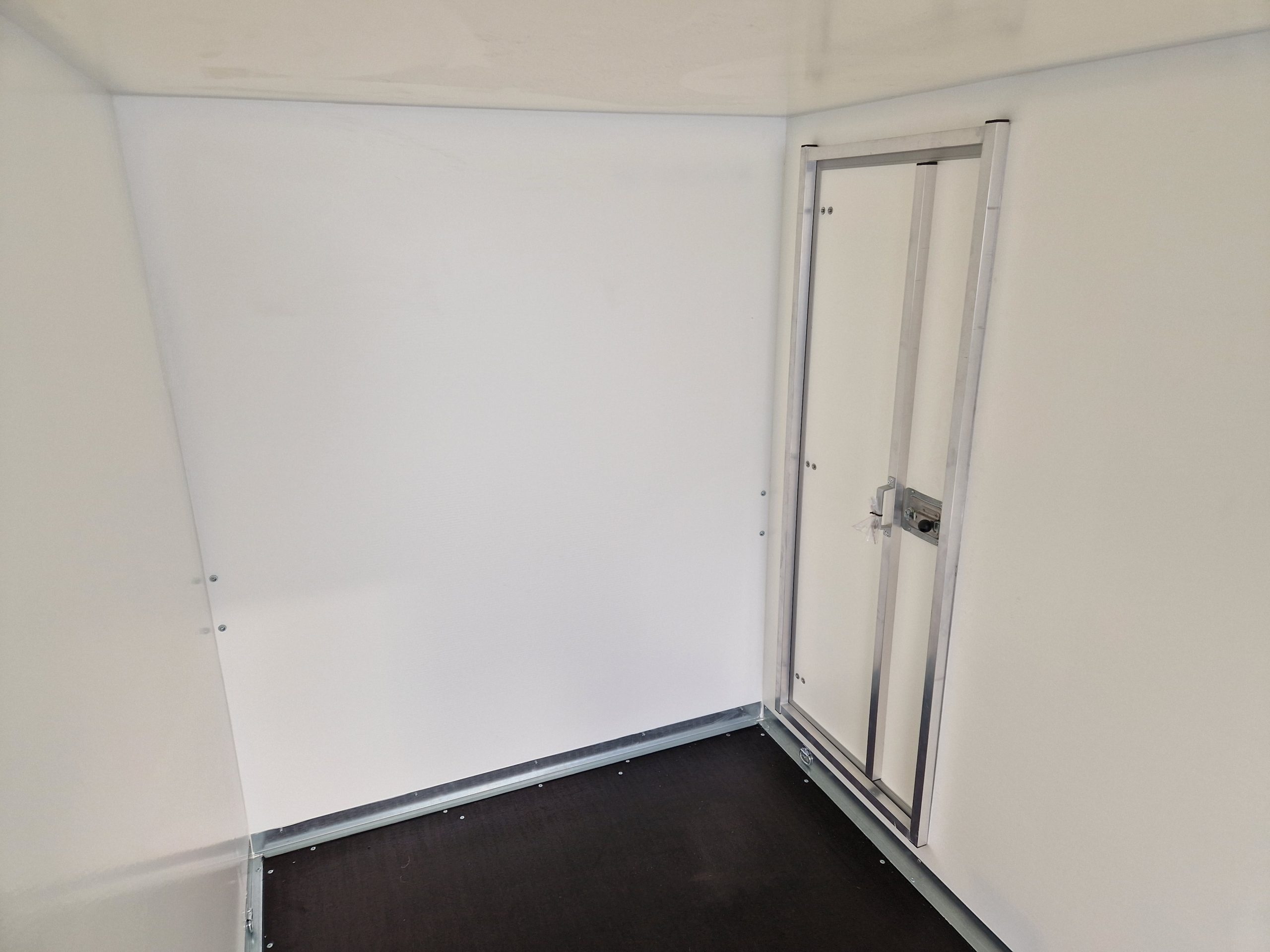Cargo Roadster 500+ 312x167x199cm Alu Poly white Seitentür Pullman 100km/H 2600kg Fahrschulaktion
