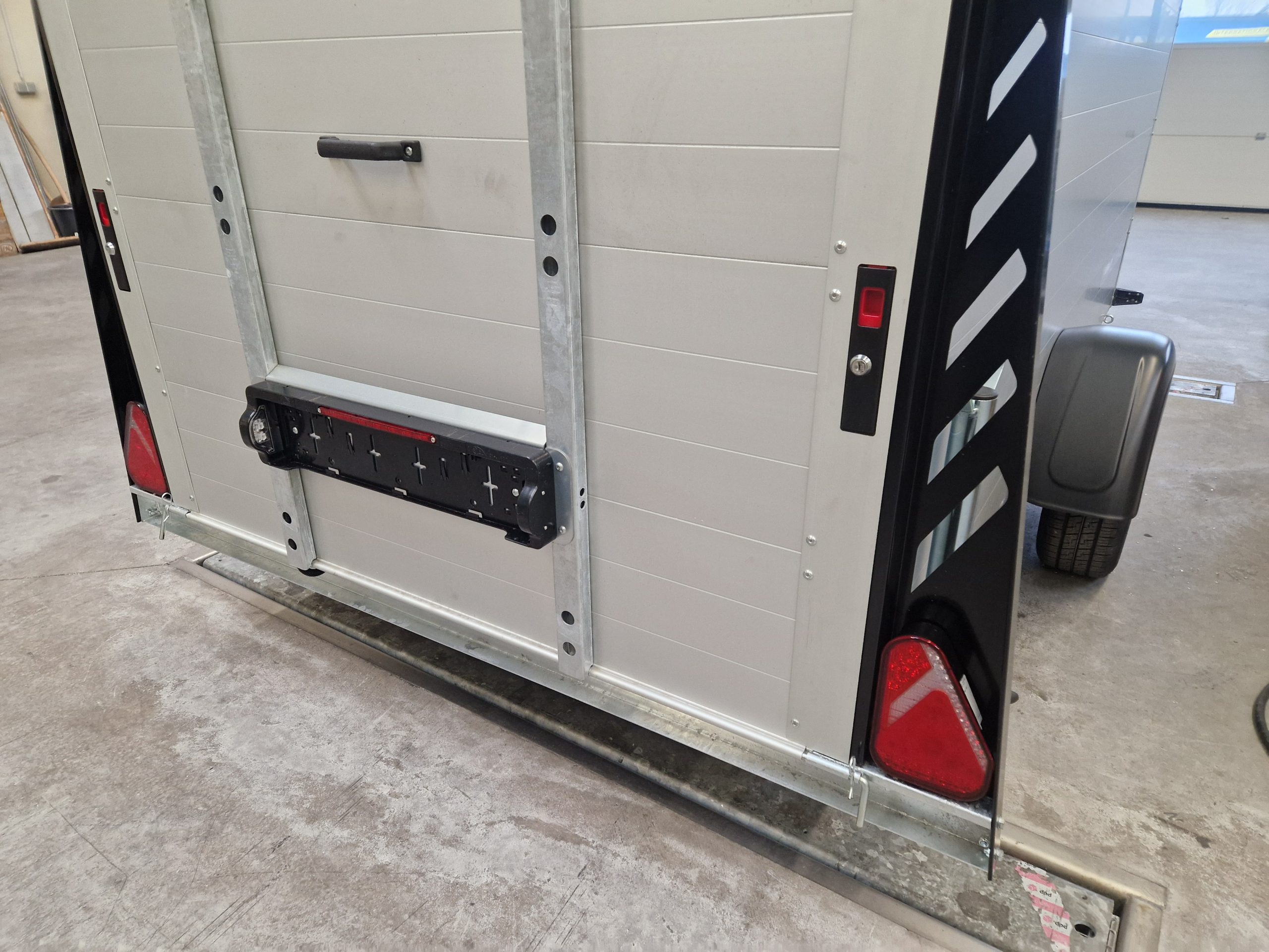 ALUBOXX Deckelanhänger GTB 1500 VT3 Ultra Low 301x151x153cm LED black deal Modell 2025