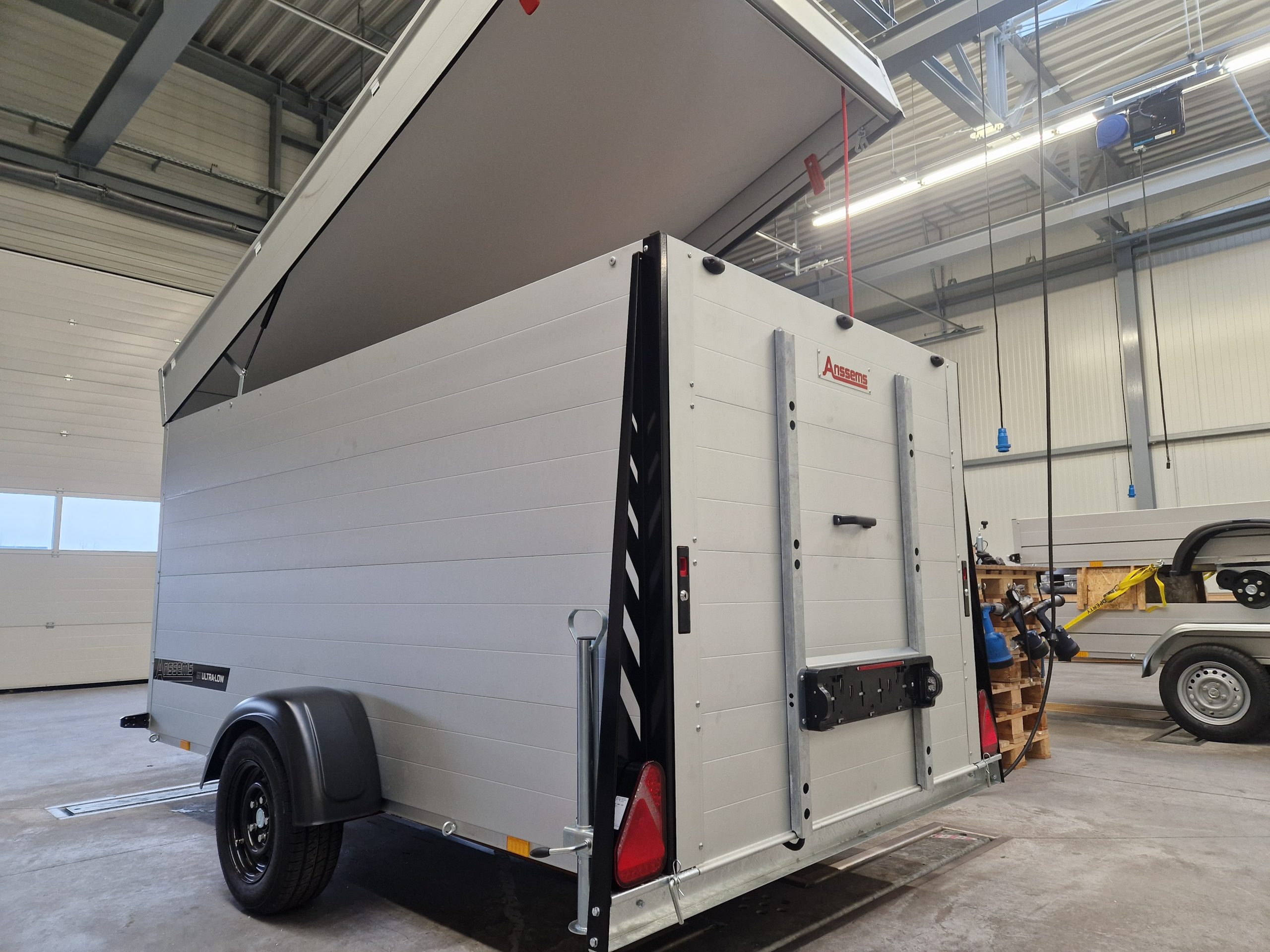 ALUBOXX Deckelanhänger GTB 1500 VT3 Ultra Low 301x151x153cm LED black deal Modell 2025