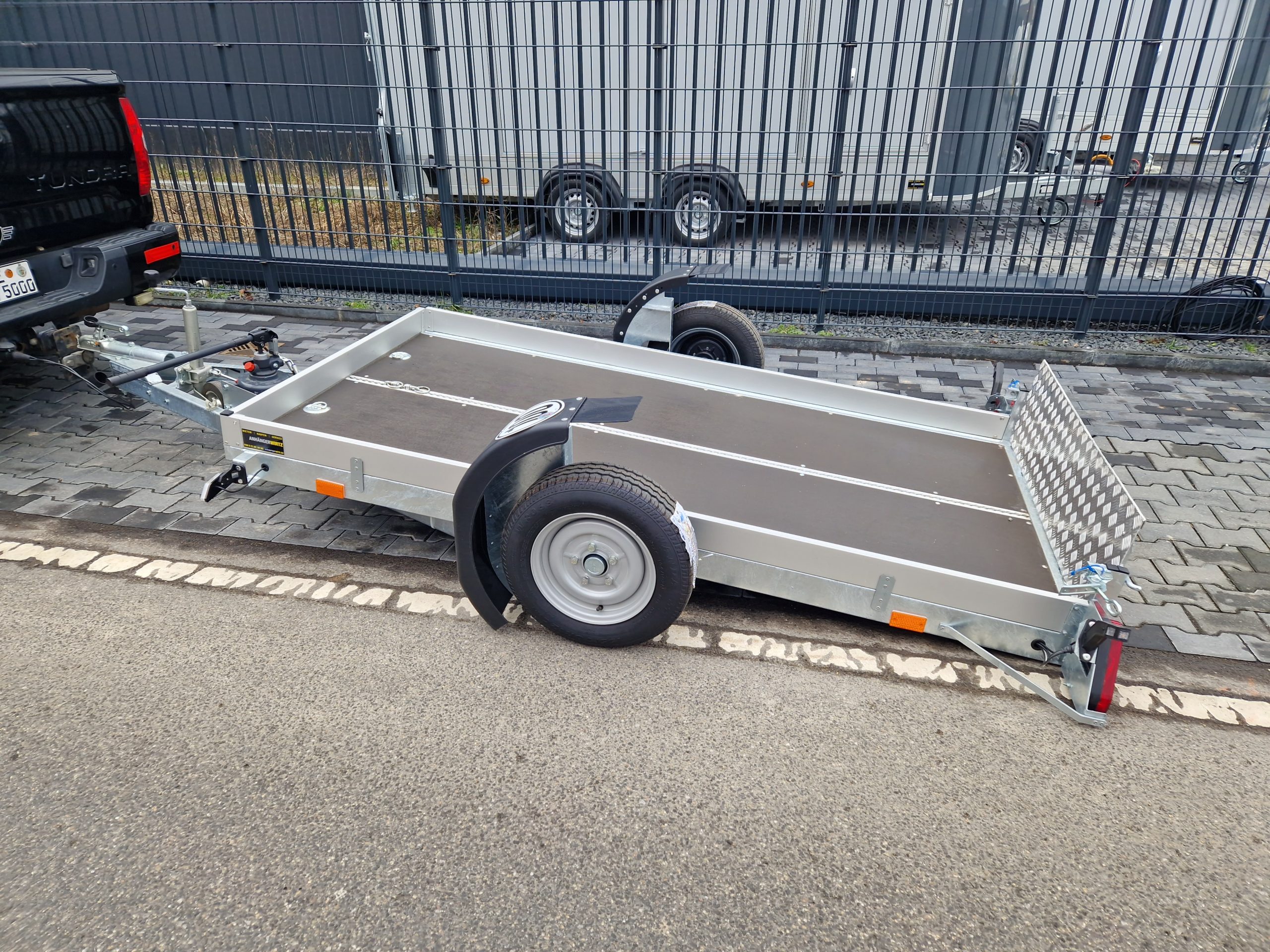 Absenkanhänger EasyLift M 1350kg 300x160x10cm Heckklappe LED 1300kg 100km/H