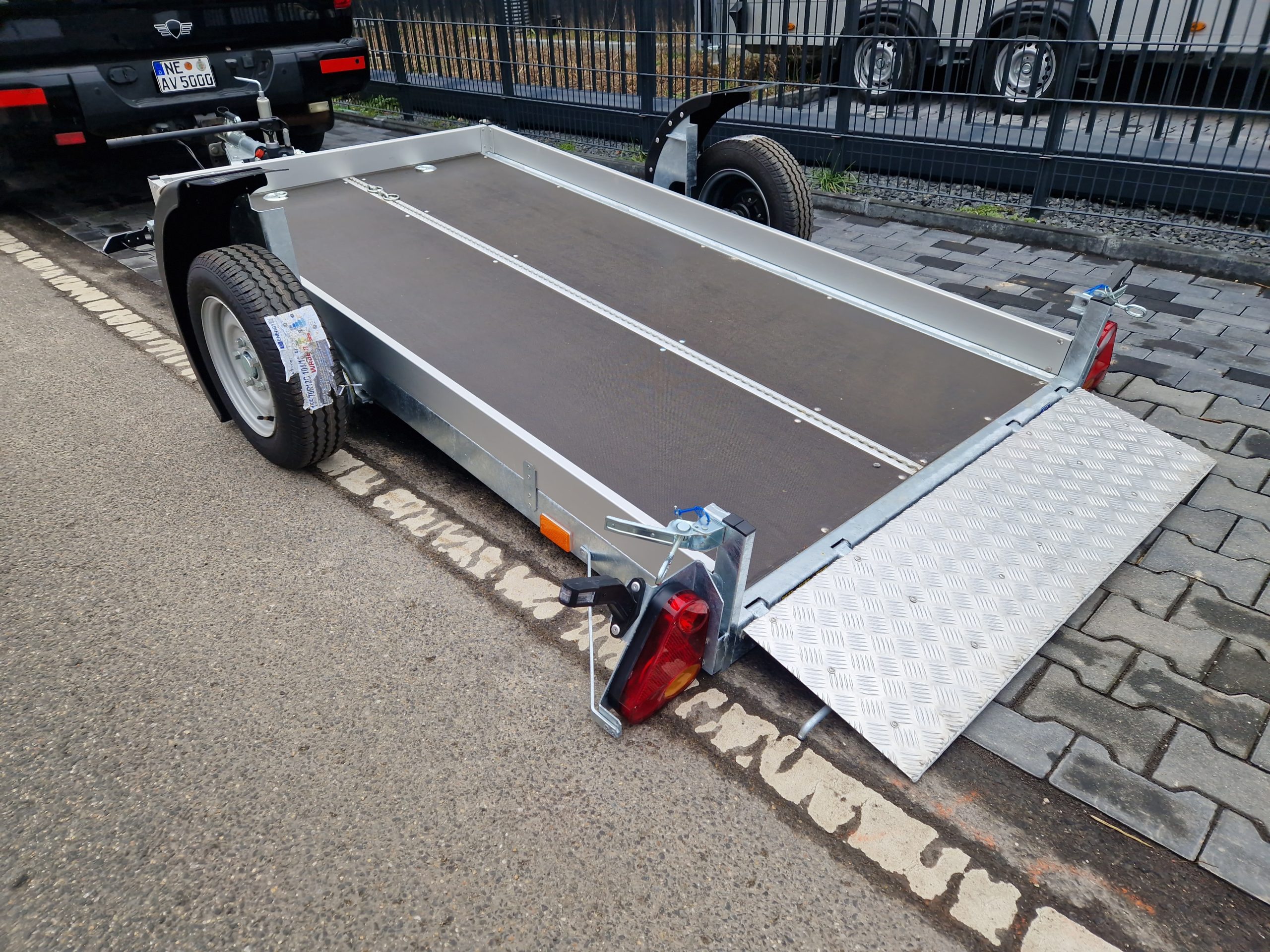 Absenkanhänger EasyLift M 1350kg 300x160x10cm Heckklappe LED 1300kg 100km/H