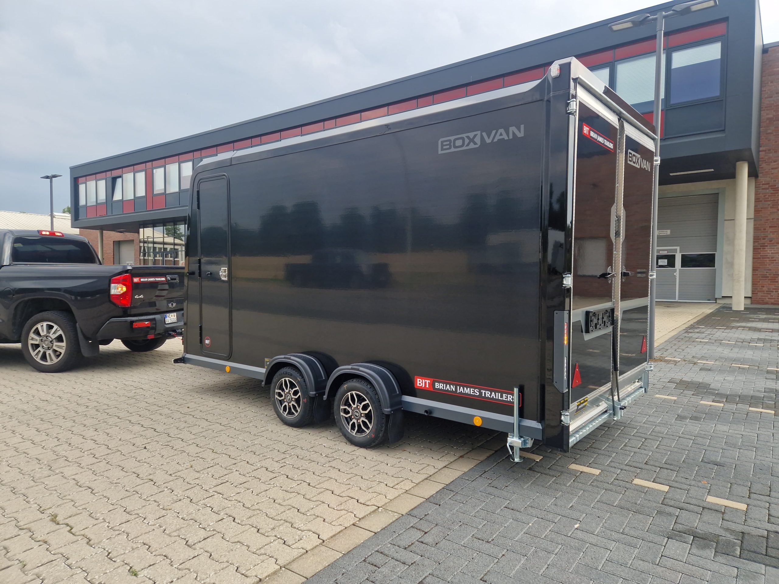 BOX VAN 600-4018-27-2-12-B 400x180x200cm Seitentüren Zurrsystem GFK aero