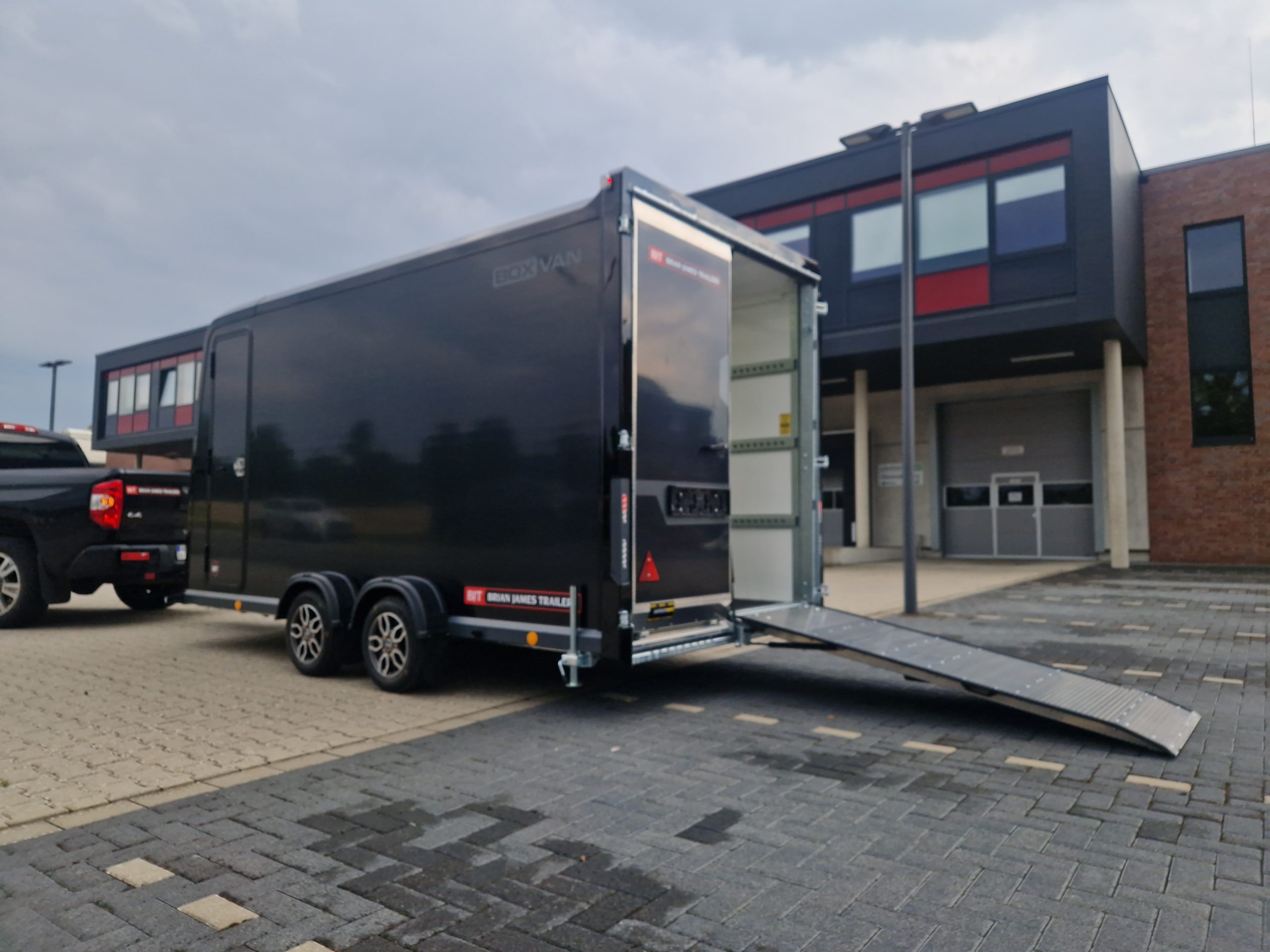 BOX VAN 600-4018-27-2-12-B 400x180x200cm Seitentüren Zurrsystem GFK aero