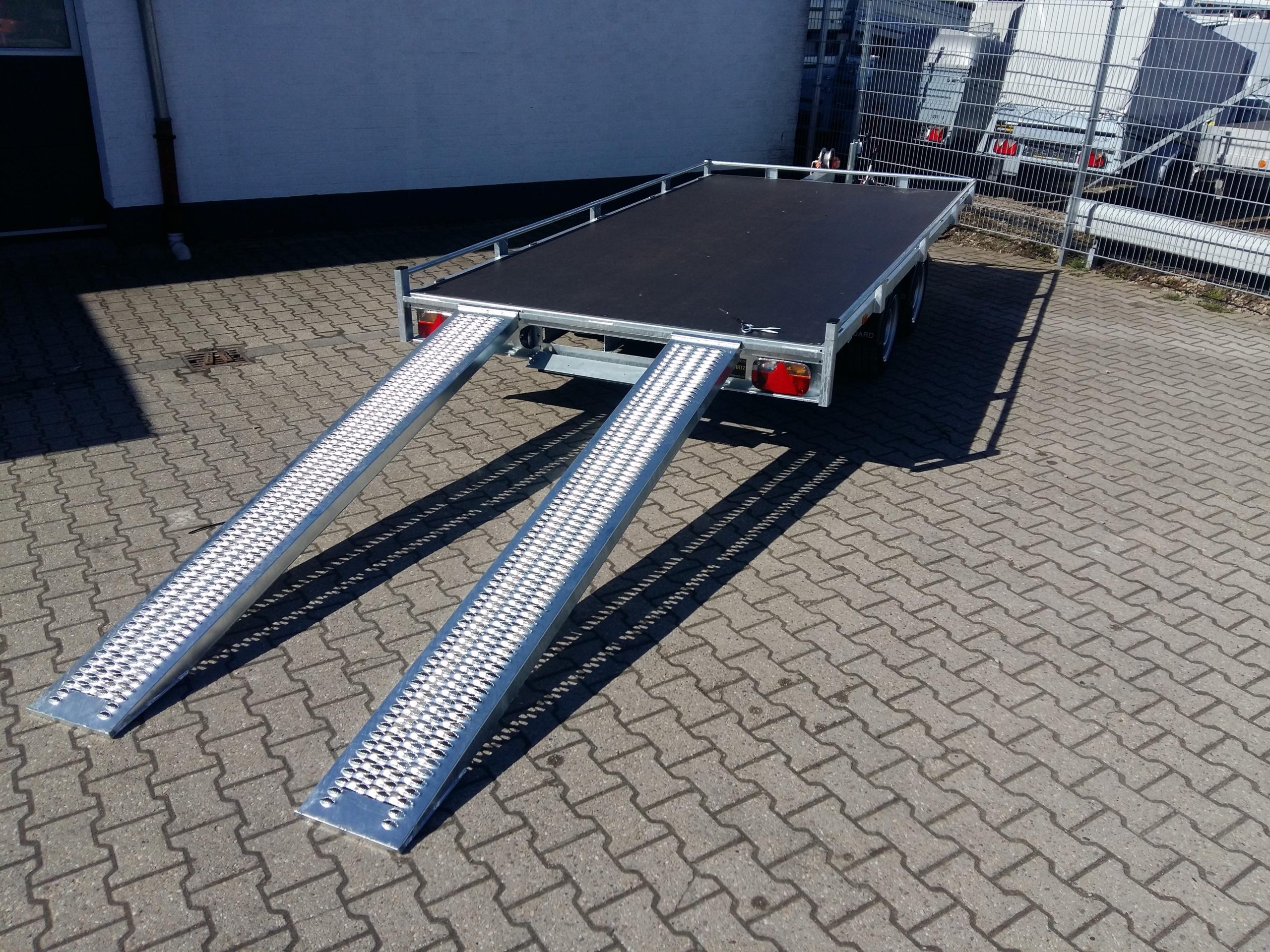Auto Transporter Atlas 406x200cm Reling Winde Rampen 13″ niedrig Fahrwerk (XL) 2700kg
