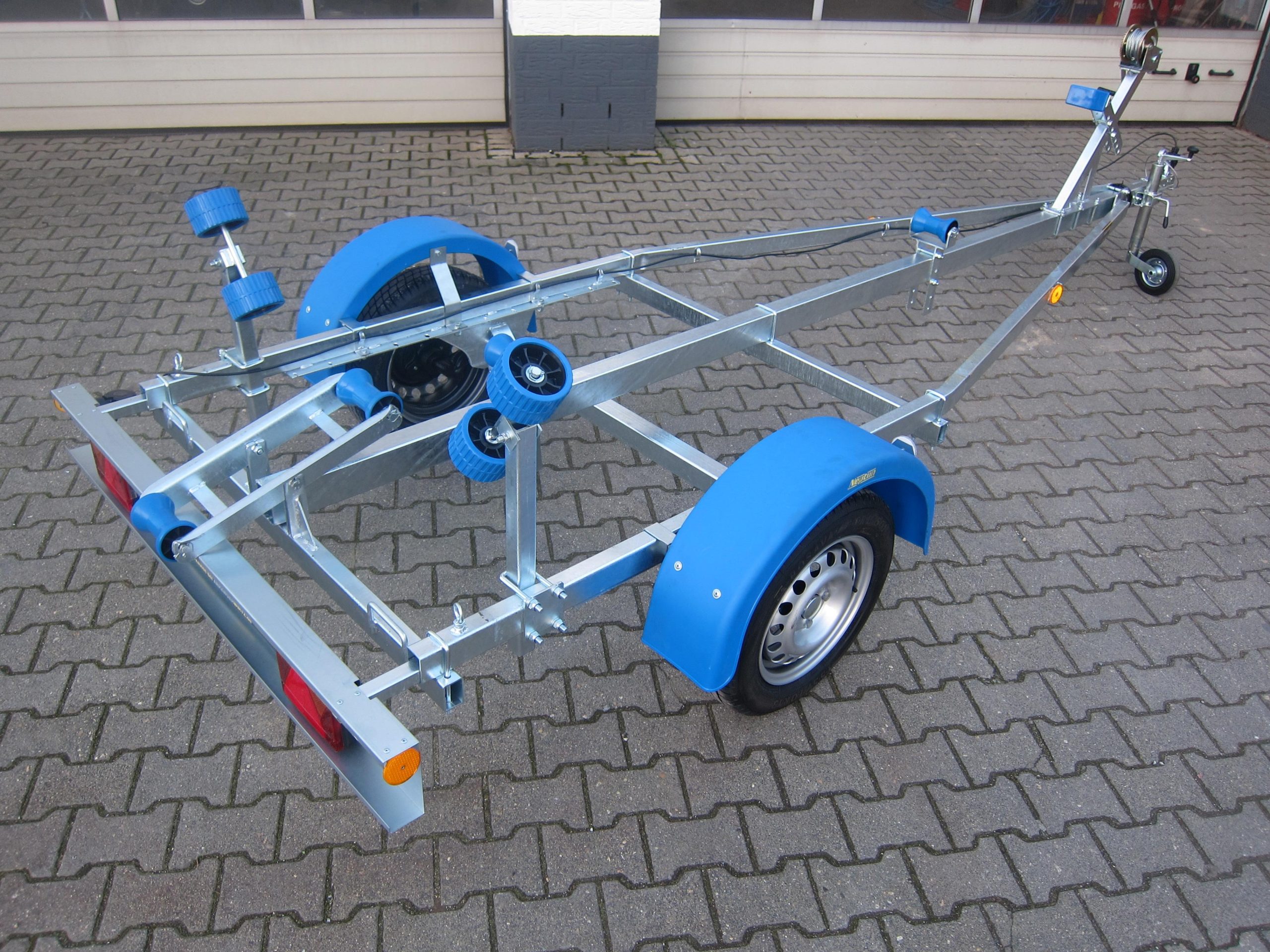 Bootsanhänger Boattrailer Neptun NAVY N7-17 Trailer 750kg mit Winde Frühling Online Aktion 2025
