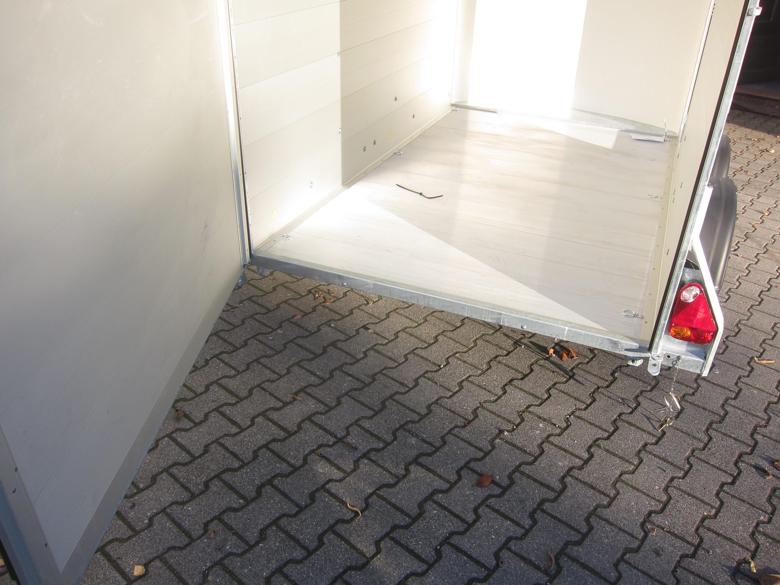 Cargo Roadster 500+ 312x167x199cm Alu Poly white Seitentür Pullman 100km/H 2600kg Fahrschulaktion