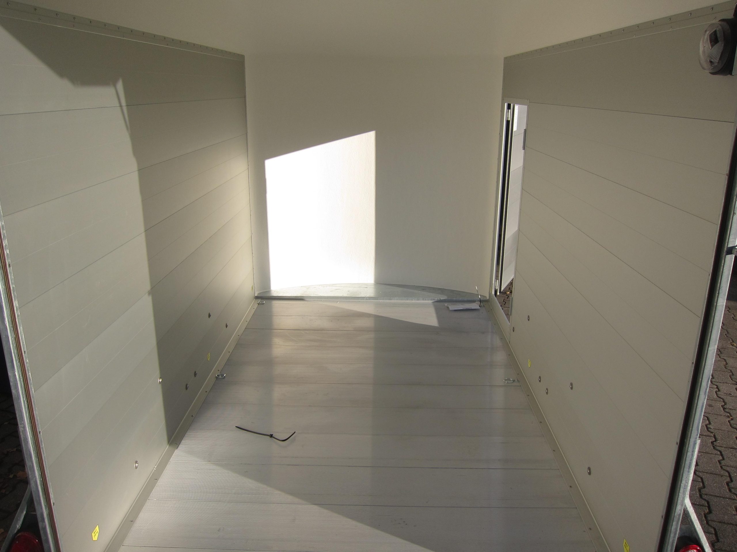 Cargo Roadster 500+ 312x167x199cm Alu Poly white Seitentür Pullman 100km/H 2600kg Fahrschulaktion