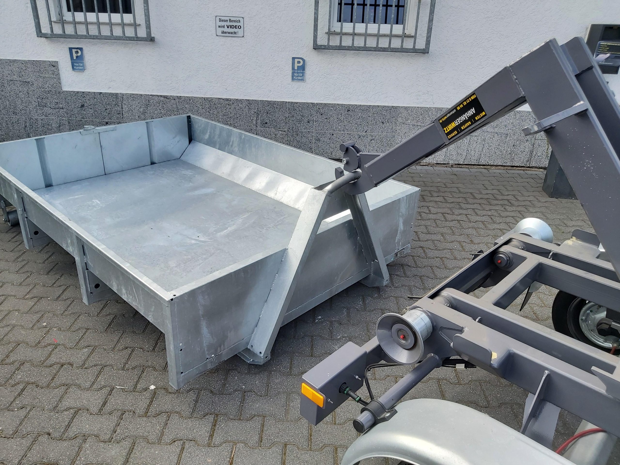 Hakenlift Anhänger Kipper KONOS 3500 elektro hydraulisch 3500kg mit Container Mulde