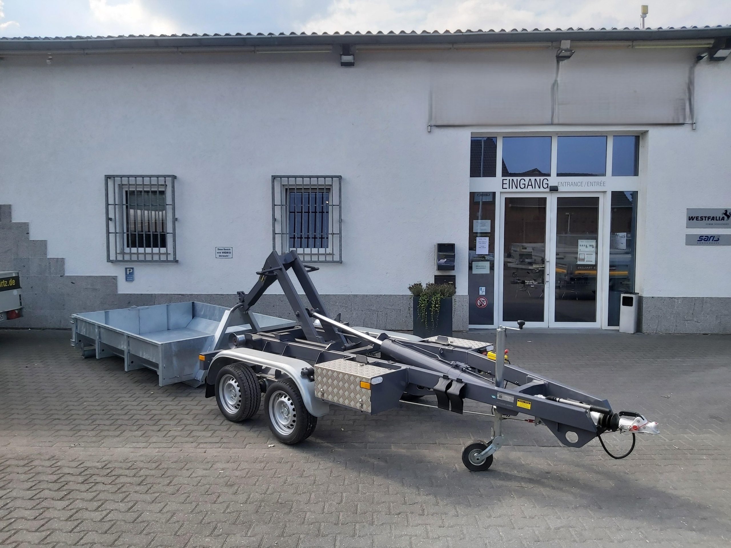 Hakenlift Anhänger Kipper KONOS 3500 elektro hydraulisch 3500kg mit Container Mulde