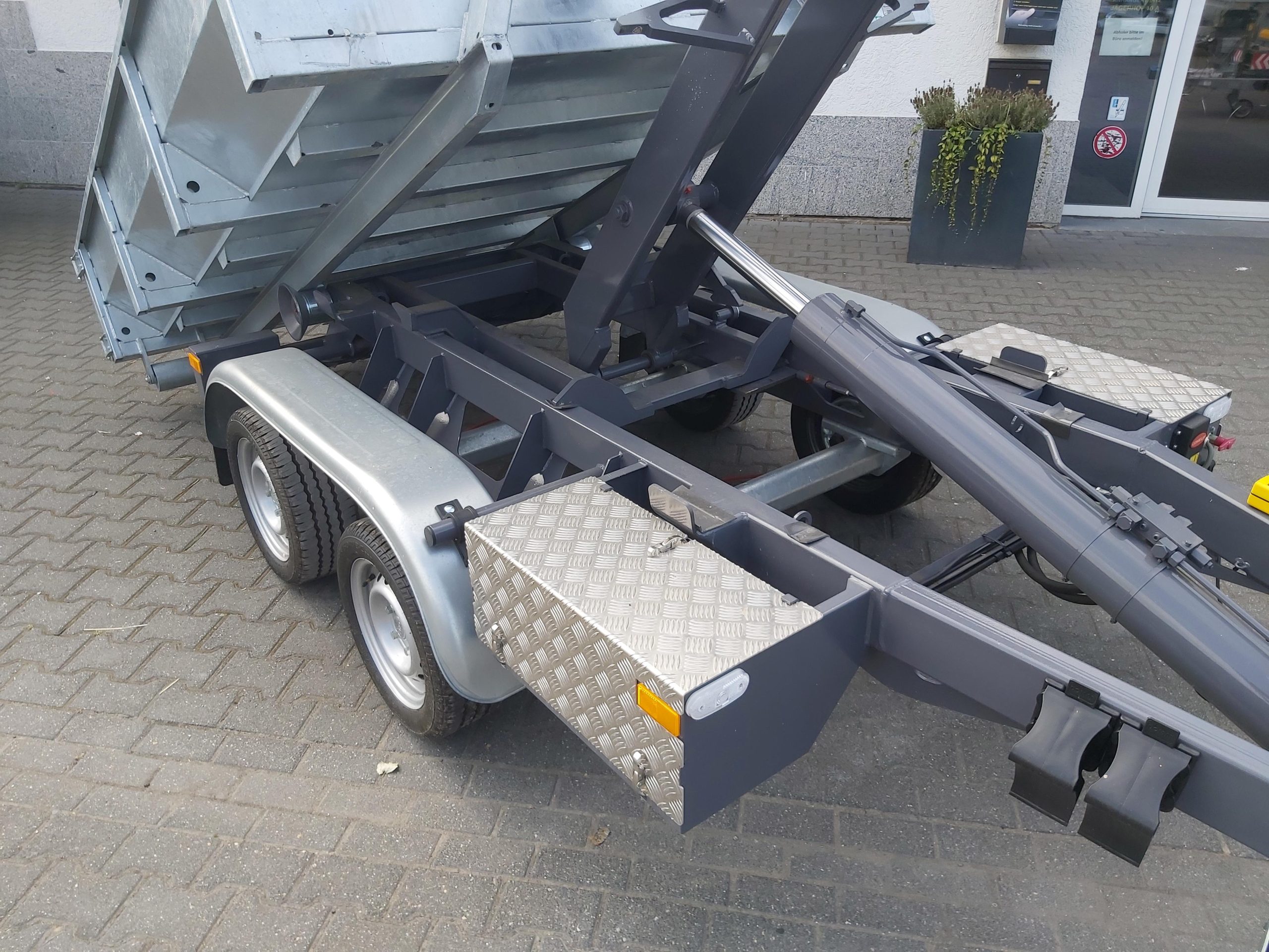 Hakenlift Anhänger Kipper KONOS 3500 elektro hydraulisch 3500kg mit Container Mulde