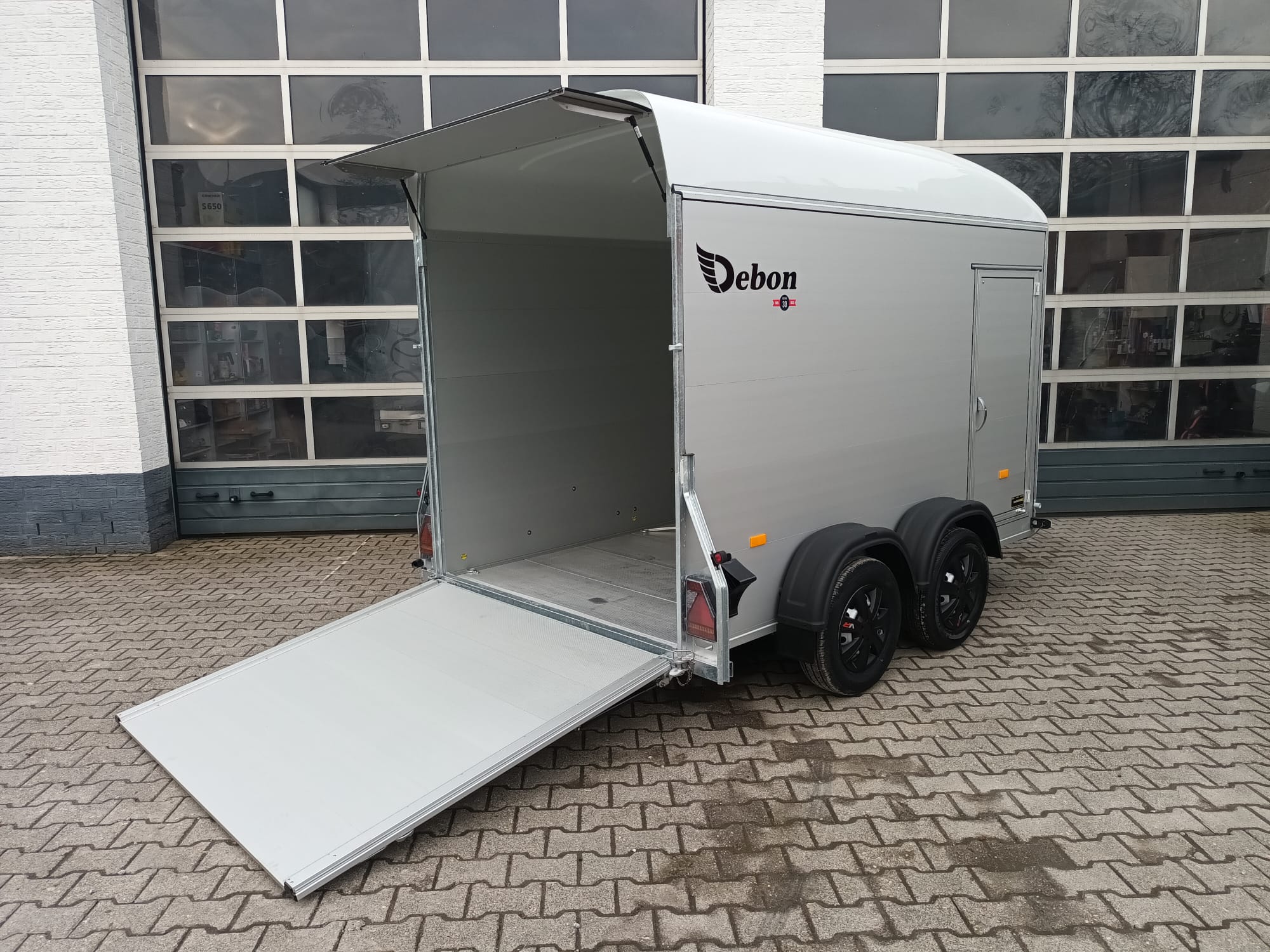 Cargo Roadster 500+ 312x167x199cm Alu Poly weiß pro LED Regal 2600kg Pullman 100km/H Fahrschulakt.
