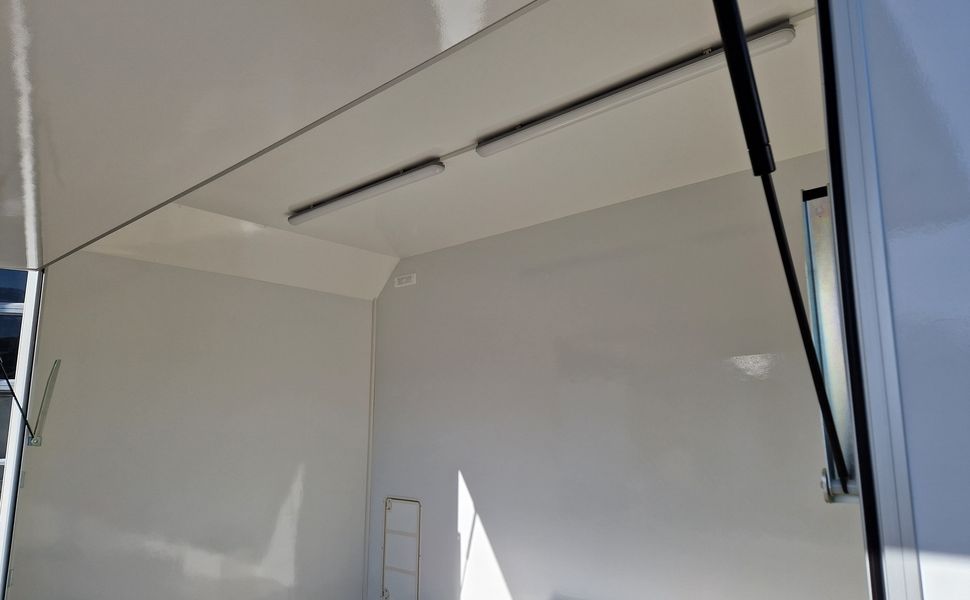 Verkaufsanhänger VK 360 200 aero retro 360cm 1 Verkaufsklappe 230 Volt Strom IL 1300kg Abverkauf