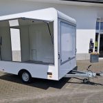 Verkaufsanhänger VK 300 220 aero retro 300x220x230cm extrabreit 2 Verkaufsklappen Hecktür 1300kg