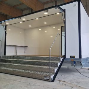 Event Trailer Bühne Schowroom 610x220x220cm 230V Licht Tür + Treppenzugang 2000kg