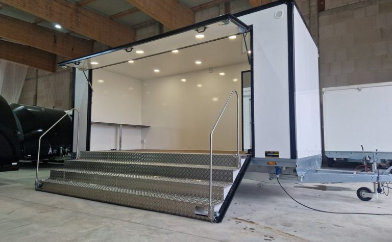 Event Trailer Bühne Schowroom 610x220x220cm 230V Licht Tür + Treppenzugang 2000kg