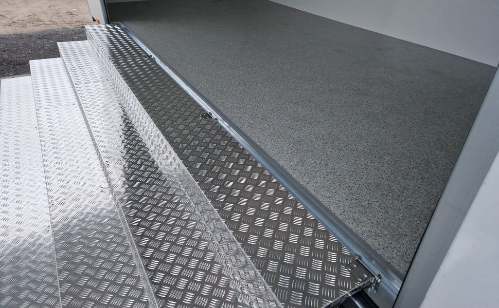 Event Trailer Koffer TWSP M 600T.01 600x230x217cm extrabreit Seitenklappe Treppe 230V LichtIL 2700kg