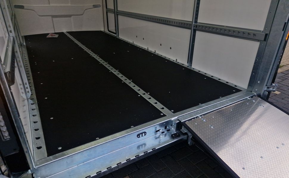 BOX VAN 600-4018-27-2-12-B 400x180x200cm Seitentüren Zurrsystem GFK aero