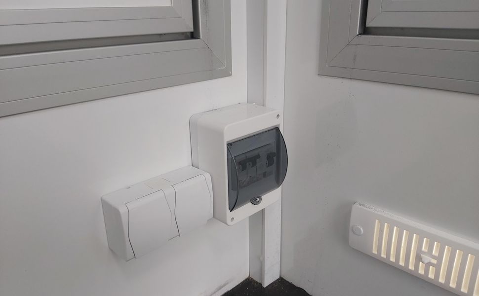 Verkaufsanhänger TFS Multi VK 250.02 250x150x200 2 Klappen Hecktür 230V IL Dachlüfter 100kmH 1300kg