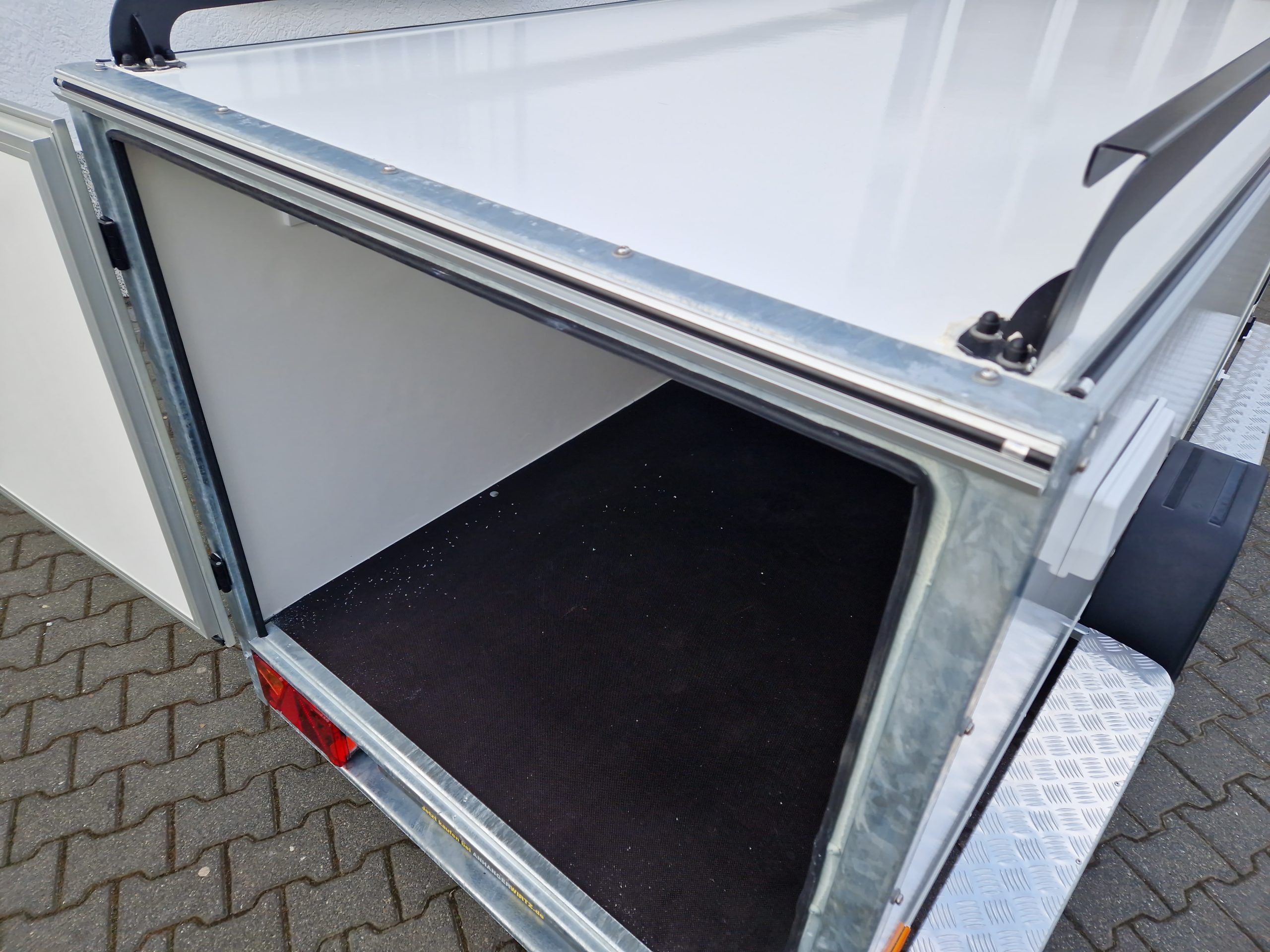 Kofferanhänger TF5 S Midi 300x110x90cm aero Seitentür IL 100km/H 750kg
