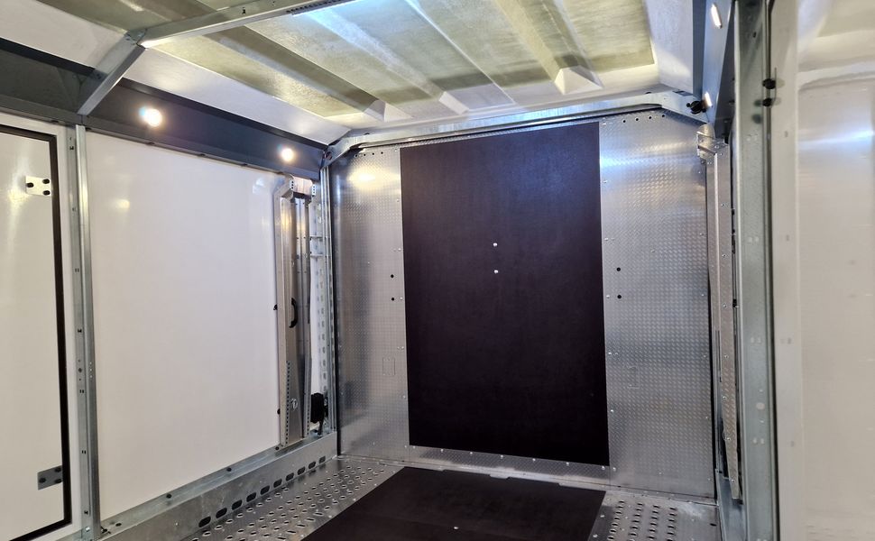 BJT Race Transporter 5 550x212x189cm weiß Lichtpaket Showlicht ASR 3500kg Abverkauf