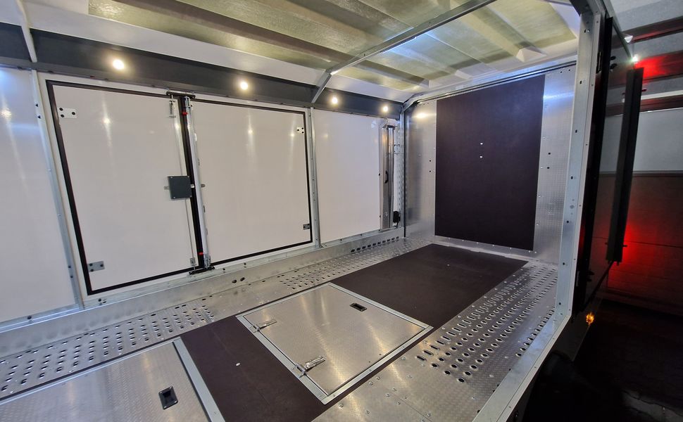 BJT Race Transporter 5 550x212x189cm weiß Lichtpaket Showlicht ASR 3500kg Abverkauf