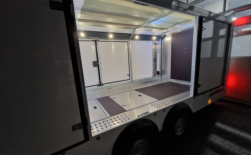 BJT Race Transporter 5 550x212x189cm weiß Lichtpaket Showlicht ASR 3500kg Abverkauf