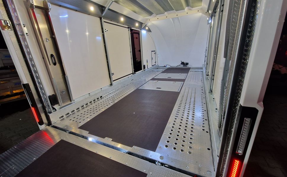 BJT Race Transporter 5 550x212x189cm weiß Lichtpaket Showlicht ASR 3500kg Abverkauf