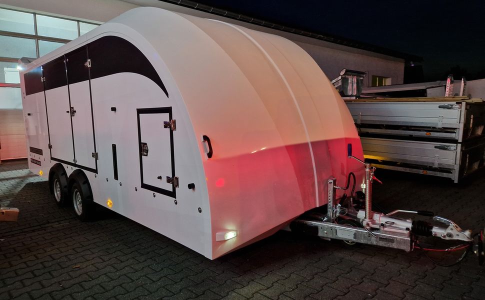 BJT Race Transporter 5 550x212x189cm weiß Lichtpaket Showlicht ASR 3500kg Abverkauf