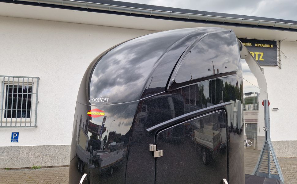 Pferdeanhänger Böckmann Comfort black Sattelkammer Dachlüfter Trittschutz CFF 100km/H Modell 2025