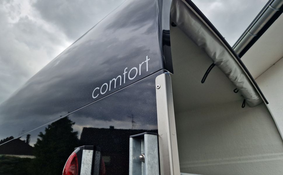 Pferdeanhänger Böckmann Comfort black Sattelkammer Dachlüfter Trittschutz CFF 100km/H Modell 2025