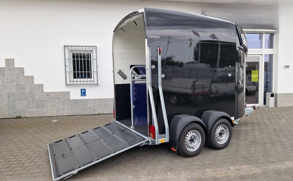 Pferdeanhänger Böckmann Comfort black Sattelkammer Dachlüfter Trittschutz CFF 100km/H Modell 2025