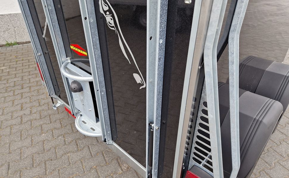 Pferdeanhänger Böckmann Comfort black Sattelkammer Dachlüfter Trittschutz CFF 100km/H Modell 2025