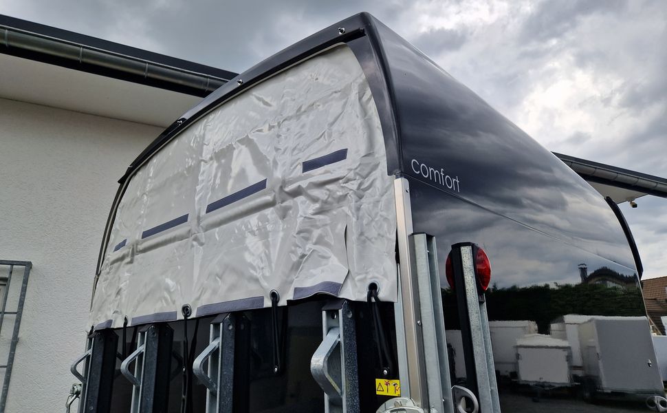 Pferdeanhänger Böckmann Comfort black Sattelkammer Dachlüfter Trittschutz CFF 100km/H Modell 2025