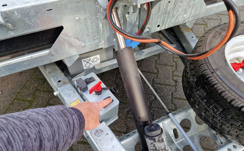 BJT T Transporter 231 550x224cm elektrisch ankippbar Komfort Paket Warn Winde 10″ Tridem 3500kg