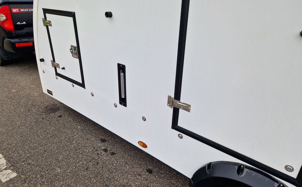 BJT Race Transporter 5 550x212x189cm weiß Lichtpaket Showlicht ASR 3500kg Abverkauf