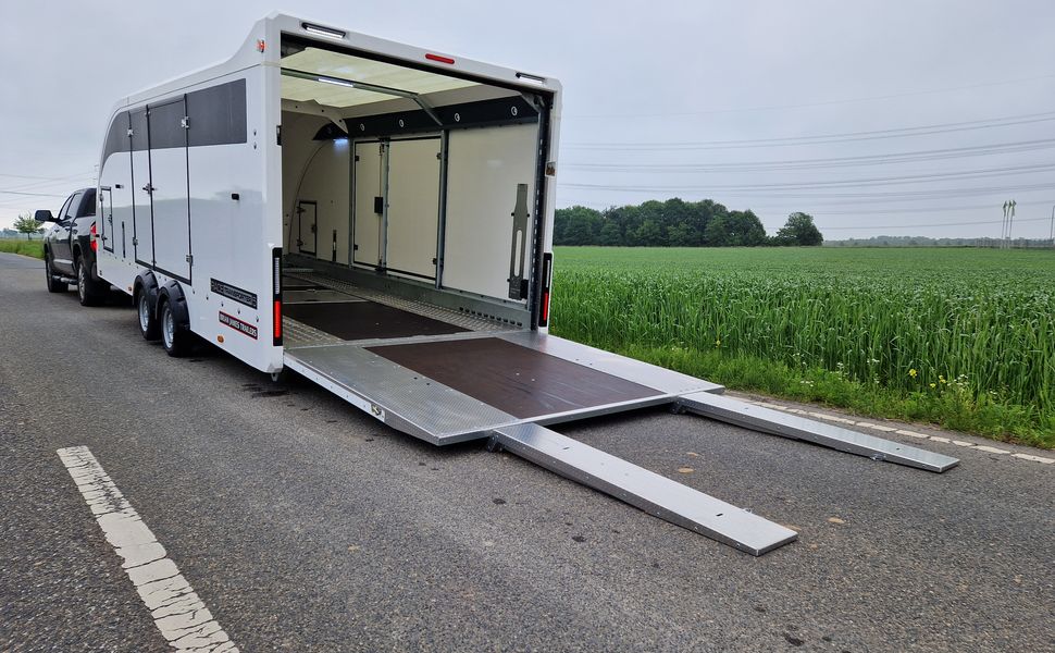 BJT Race Transporter 5 550x212x189cm weiß Lichtpaket Showlicht ASR 3500kg Abverkauf