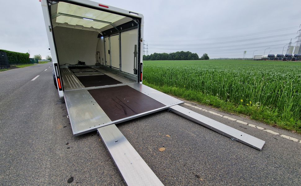 BJT Race Transporter 5 550x212x189cm weiß Lichtpaket Showlicht ASR 3500kg Abverkauf