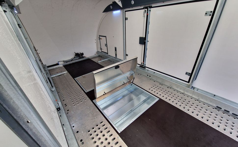 BJT Race Transporter 5 550x212x189cm weiß Lichtpaket Showlicht ASR 3500kg Abverkauf