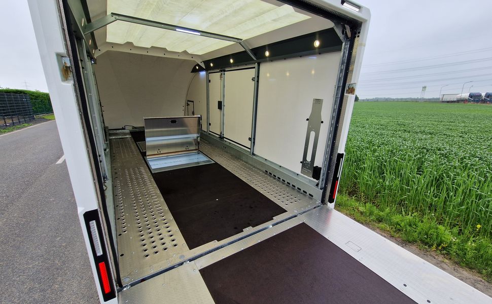 BJT Race Transporter 5 550x212x189cm weiß Lichtpaket Showlicht ASR 3500kg Abverkauf