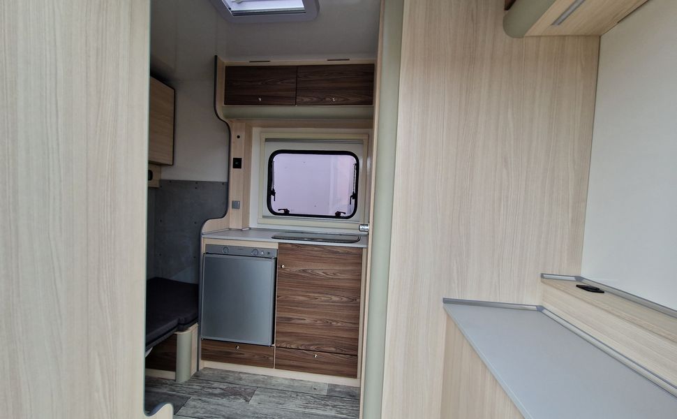 Koffer Sport Camp TFS 550.01 550x200x210cm Laderaum 250cm Seitentür & Wohnabteil 2700kg 100km/H