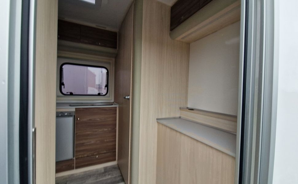 Koffer Sport Camp TFS 550.01 550x200x210cm Laderaum 250cm Seitentür & Wohnabteil 2700kg 100km/H