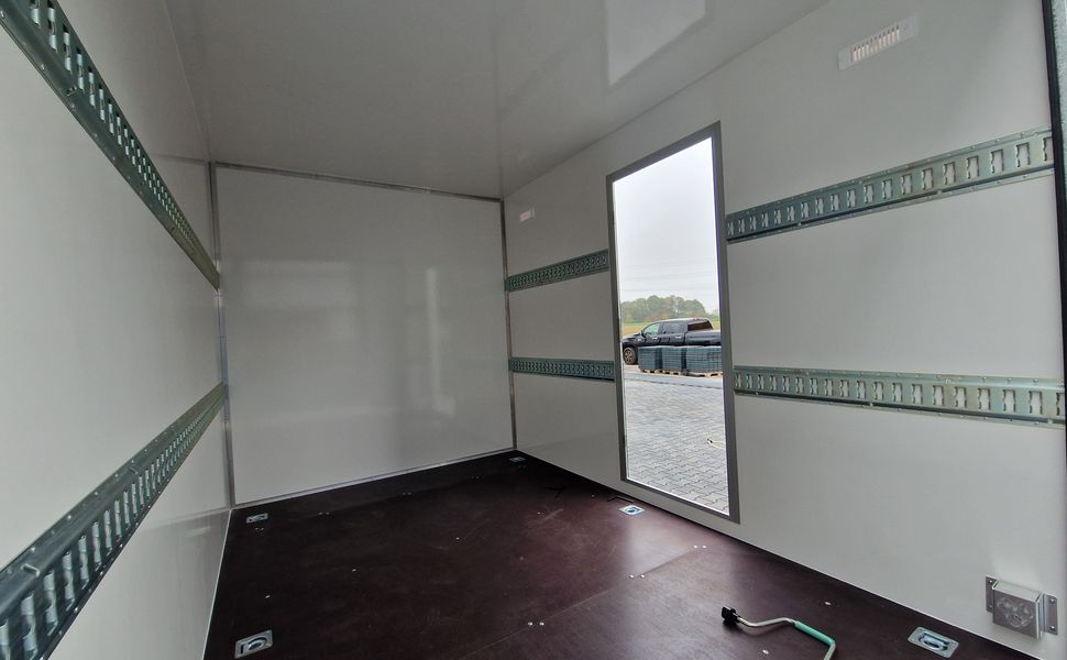 Koffer Sport Camp TFS 550.01 550x200x210cm Laderaum 250cm Seitentür & Wohnabteil 2700kg 100km/H