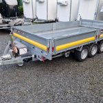Brian James Trailer CarGO Tipper 2 elektrisch 360x195x30cm Stahlbordwände Pendel 12″ Tridem 3,5t on
